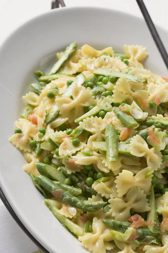 面食,面条,意大利面,无人,竖图,俯视,室内,特写,白天,白色背景,西餐,芦笋,蔬菜,餐具,阴影,新鲜,反射,碟子,盘,影子,面,料理,食品,食物,盘子,碟,西式,摄影,有机食品,绿色食品,影棚,蝴蝶面,猪尾巴,药鸡豆子,石刁柏,蚂蚁杆,龙须菜,狼尾巴根,彩图,高角度拍摄,影棚拍摄,拍摄