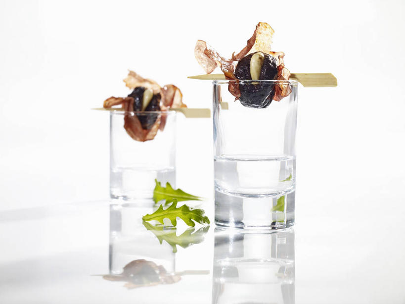 无人,横图,室内,特写,白天,白色背景,正面,烧烤,水,桌面,桌子,杯子,阴影,反射,木制,液体,影子,香肠,烤架,腊肠,烤肉,饮用水,玻璃制品,木制品,水杯,矿泉水,铁架,摄影,影棚,蒸馏水,玻璃杯,彩图,影棚拍摄,拍摄