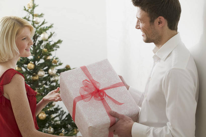 两个人,家庭,夫妻,站,笑,微笑,露齿笑,横图,室内,白天,白色背景,侧面,爱情,植物,礼盒,礼物,握,阴影,服装,装饰,反射,挂饰,影子,纸盒,圣诞树,圣诞球,浪漫,拿,拿着,注视,休闲装,盒子,球,树,树木,衣服,绿色,自然,包装盒,礼品盒,观察,看,站着,休闲,球体,温暖,温馨,一家人,休闲服,恩爱,握着,恋人,摄影,服饰,礼品,影棚,生长,成长,观看,华丽,修饰,点缀,和睦,察看,关注,衬托,美观,雅致,雅观,男人,男性,年轻男性,年轻女性,女人,女性,年轻人,夫妇,情侣,站立,半身,彩图,影棚拍摄,拍摄,伴侣,融洽