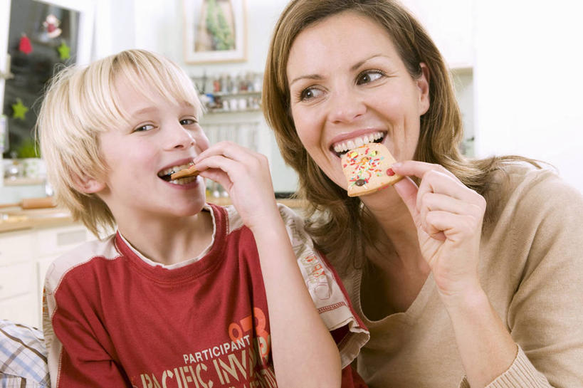 点心,西方人,儿童,两个人,家庭,母亲,儿子,客厅,坐,笑,吃,微笑,露齿笑,横图,室内,白天,正面,纯洁,植物,欧洲,欧洲人,握,服装,墙,食品,圣诞树,曲奇,拿,拿着,注视,休闲装,墙壁,墙面,树,树木,食物,小孩,衣服,绿色,自然,饼干,零食,观察,看,休闲,温暖,温馨,母子,一家人,休闲服,可爱,母爱,童年,童趣,握着,服饰,生长,成长,观看,和睦,察看,起居室,关注,曲奇饼,童真,曲奇饼干,烂漫,无邪,客堂,天真,男孩,年轻女性,女人,女性,白种人,孩子,年轻人,嚼,食,坐着,半身,彩图,融洽,男生