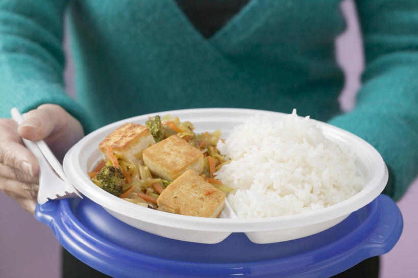 点心,米饭,豆腐,西方人,手,一个人,站,捧,横图,俯视,室内,特写,白天,餐具,欧洲,欧洲人,仅一个年轻女性,仅一个女性,仅一个人,阴影,紫色背景,服装,反射,叉子,刀叉,刀子,影子,塑料,油炸,料理,食品,饭,休闲装,小吃,美食,臭豆腐,食物,衣服,容器,塑料制品,碗,站着,休闲,手部,休闲服,中式,摄影,服饰,影棚,储藏,单手,五谷,豆制品,储存,餐刀,餐叉,年轻女性,女人,女性,白种人,进餐用具,端,端着,捧着,手捧,站立,半身,彩图,高角度拍摄,影棚拍摄,拍摄,贮存