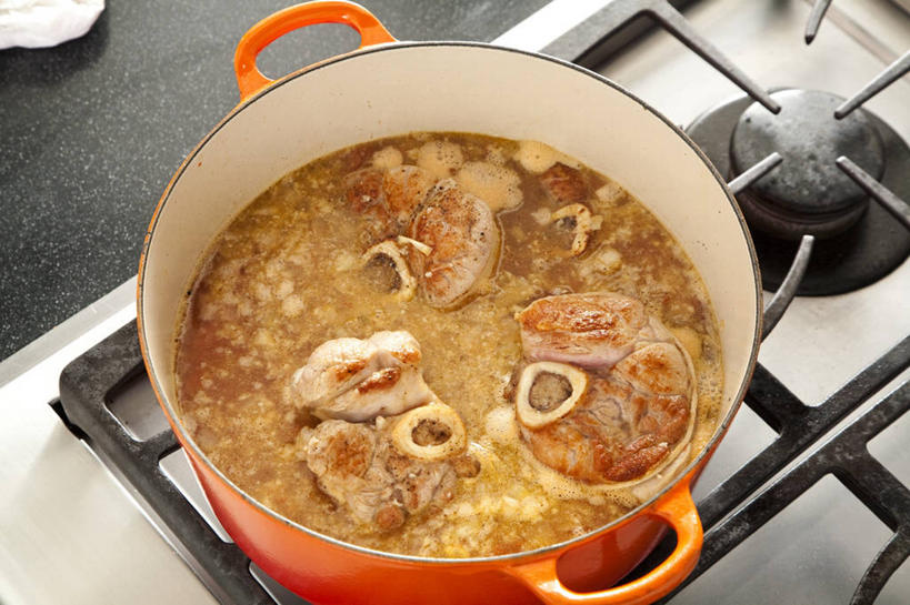 无人,横图,俯视,室内,特写,白天,烹饪,西餐,桌面,桌子,厨具,阴影,反射,炖锅,锅子,影子,陶瓷,肉,牛肉,料理,食品,陶瓷制品,锅,菜肴,美食,肉类,食物,一个,西式,佳肴,单个,锅具,灶具,燃气灶,肉食,烹饪用具,燃气具,烹调用具,烹调,彩图,高角度拍摄