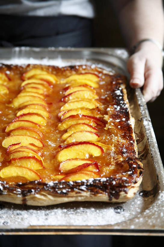 点心,西方人,手,一个人,站,竖图,俯视,室内,特写,白天,下午茶,桃子,餐具,水果,金属制品,欧洲,欧洲人,仅一个年轻女性,仅一个女性,仅一个人,一排,许多,握,服装,新鲜,整齐,并列,并排,金属,碟子,盘,生食,食品,果实,很多,拿,拿着,休闲装,蛋挞,食物,糕点,排列,衣服,盘子,碟,站着,休闲,手部,休闲服,握着,服饰,有机食品,绿色食品,单手,队列,平行,肺果,蛋塔,年轻女性,女人,女性,白种人,站立,半身,彩图,高角度拍摄