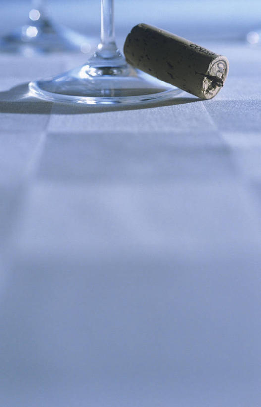 无人,竖图,俯视,室内,特写,白天,桌面,桌子,静物,杯子,阴影,朦胧,模糊,反射,木制,高脚杯,影子,红酒杯,玻璃制品,两个,酒杯,木制品,瓶塞,葡萄酒杯,保存,密封,玻璃杯,彩图,高角度拍摄