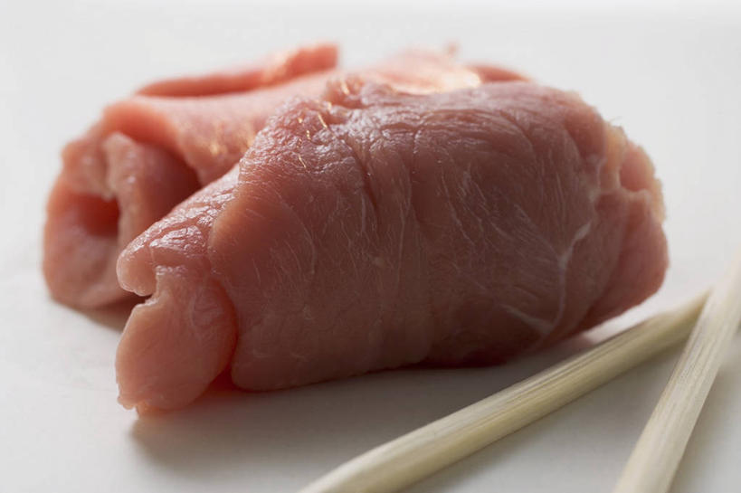 无人,横图,俯视,室内,特写,白天,白色背景,烹饪,筷子,桌面,桌子,餐具,一双,阴影,反射,木制,影子,肉,牛肉,料理,食品,文化,传统,菜肴,美食,肉类,食物,木制品,摄影,佳肴,影棚,礼节,礼仪,肉食,进餐用具,彩图,高角度拍摄,影棚拍摄,拍摄,牛肉卷