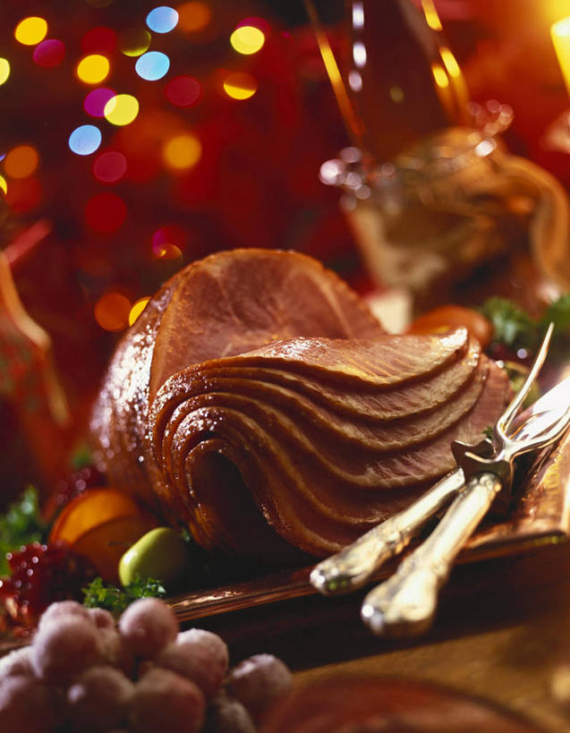 无人,竖图,俯视,室内,特写,白天,桌面,桌子,葡萄,餐具,水果,金属制品,照明,圣诞节,阴影,节日,朦胧,模糊,庆祝,新鲜,反射,金属,木制,彩灯,叉子,刀叉,刀子,影子,灯光,肉,生食,食品,果实,文化,火腿,猪肉,肉类,灯,食物,腌制,木制品,灯具,庆典,花灯,有机食品,绿色食品,纪念,照亮,照明设备,餐刀,肉食,餐叉,豚肉,熏制,火肉,兰熏,猪腿,进餐用具,山葫芦,蒲桃,草龙珠,彩图,高角度拍摄