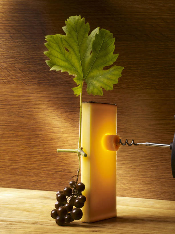 奶酪,无人,竖图,俯视,室内,特写,白天,植物,桌面,桌子,葡萄,水果,叶子,阴影,新鲜,反射,木制,开瓶器,纹理,影子,生食,干酪,起司,食品,果实,绿叶,芝士,营养,开瓶,食物,黄色,绿色,木制品,嫩叶,乳酪,有机食品,绿色食品,乳制品,开启,发酵,启瓶器,肌理,瓶启,红酒酒启,红酒开瓶器,红酒启瓶器,酒刀,酒开,酒起,葡萄酒开酒器,葡萄酒开瓶器,叶,叶片,叶脉,山葫芦,蒲桃,草龙珠,彩图,高角度拍摄,酒具