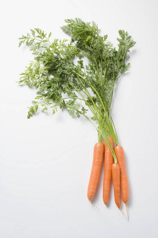 无人,竖图,俯视,室内,特写,白天,白色背景,植物,桌面,桌子,萝卜,胡萝卜,蔬菜,叶子,阴影,新鲜,反射,木制,纹理,影子,食品,绿叶,食物,绿色,木制品,橙色,嫩叶,摄影,有机食品,绿色食品,影棚,肌理,叶,叶片,叶脉,红萝卜,甘荀,彩图,高角度拍摄,影棚拍摄,拍摄