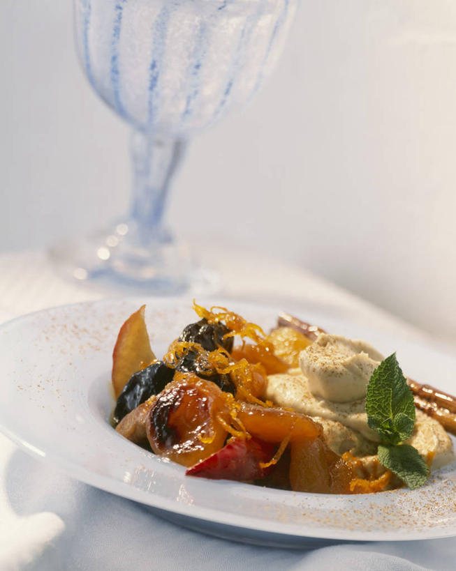 无人,竖图,俯视,室内,特写,白天,白色背景,桌面,桌子,餐具,叶子,圣诞节,阴影,节日,庆祝,反射,木制,碟子,盘,影子,烛台,调味,香料,佐料,冰激凌,绿叶,肉桂,清凉,文化,一个,盘子,木制品,碟,冷饮,庆典,舒服,嫩叶,冰淇淋,摄影,影棚,单个,纪念,解暑,配料,蜡烛架,解渴,雪糕,桂皮,舒爽,作料,官桂,牡桂,筒桂,香桂,玉桂,冰糕,消暑,烛架,叶,叶片,彩图,高角度拍摄,影棚拍摄,拍摄