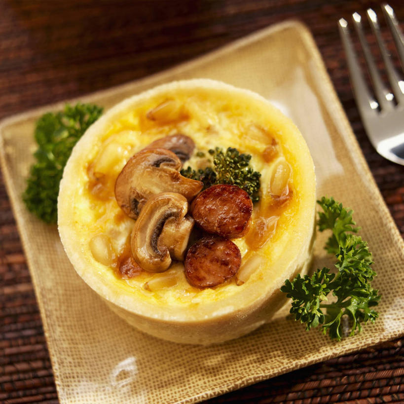 点心,面包,无人,方图,俯视,室内,特写,白天,桌面,桌子,蔬菜,餐具,金属制品,阴影,新鲜,反射,金属,木制,叉子,碟子,盘,影子,花菜,花椰菜,菌菇,蘑菇,西兰花,肉,香肠,食品,面点,腊肠,菌类,猪肉,松子,松子仁,肉类,食物,糕点,一个,盘子,木制品,碟,食用菌,有机食品,绿色食品,单个,椰菜花,松仁,肉食,餐叉,豚肉,松籽仁,甘蓝花,进餐用具,彩图,高角度拍摄