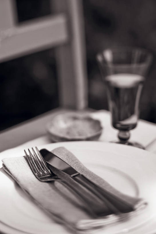 无人,竖图,俯视,黑白,室内,特写,白天,桌面,桌子,静物,杯子,餐具,金属制品,阴影,黑色背景,反射,金属,木制,叉子,刀叉,刀子,碟子,高脚杯,盘,影子,勺子,红酒杯,玻璃制品,一个,盘子,餐巾,酒杯,木制品,调羹,碟,汤匙,摄影,影棚,单个,葡萄酒杯,餐刀,餐叉,保洁方巾,口布,玻璃杯,进餐用具,高角度拍摄,影棚拍摄,拍摄