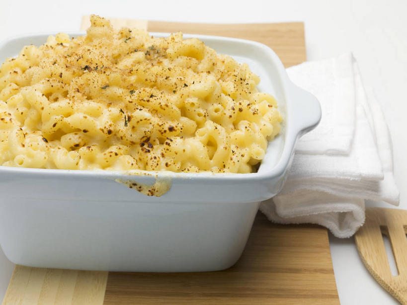 点心,面包,面食,奶酪,通心粉,无人,横图,俯视,室内,特写,白天,白色背景,烹饪,西餐,桌面,桌子,厨具,阴影,花纹,反射,木制,布,锅子,砂锅,图案,影子,陶瓷,面,通心面,干酪,起司,料理,食品,面点,案板,陶瓷制品,芝士,营养,布纹,锅,砧板,食物,糕点,黄色,木制品,乳酪,西式,摄影,影棚,锅具,布匹,乳制品,发酵,烹饪用具,烹调用具,烹调,彩图,高角度拍摄,影棚拍摄,拍摄