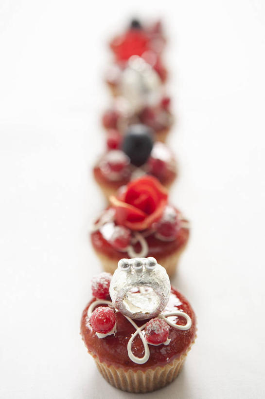 点心,无人,竖图,俯视,室内,特写,白天,白色背景,桌面,桌子,浆果,蓝莓,水果,一排,阴影,朦胧,模糊,新鲜,整齐,反射,木制,影子,生食,食品,甜点,甜品,果实,婚礼蛋糕,食物,糕点,排列,木制品,甜食,奶油,摄影,有机食品,绿色食品,影棚,乳制品,队列,山莓,树莓,三月泡,四月泡,山抛子,刺葫芦,悬钩子,馒头菠,高脚菠,龙船泡,泡儿刺,激凌,克林姆,淇淋,山都柿,蓝浆果,蓝靛果,彩图,高角度拍摄,影棚拍摄,拍摄,蛋糕,结婚蛋糕