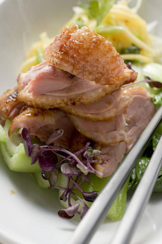 无人,竖图,俯视,室内,特写,白天,植物,筷子,桌面,桌子,蔬菜,餐具,叶子,一双,阴影,新鲜,反射,木制,碟子,盘,纹理,影子,肉,食品,绿叶,文化,传统,鸭肉,肉类,食物,一个,绿色,盘子,木制品,碟,嫩叶,有机食品,绿色食品,单个,礼节,礼仪,肉食,肌理,叶,叶片,叶脉,进餐用具,彩图,高角度拍摄