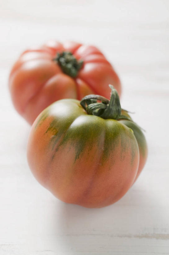 无人,竖图,俯视,室内,特写,白天,白色背景,桌面,桌子,蔬菜,西红柿,阴影,新鲜,反射,木制,影子,食品,食物,两个,红色,绿色,木制品,摄影,有机食品,绿色食品,影棚,番茄,彩图,高角度拍摄,影棚拍摄,拍摄