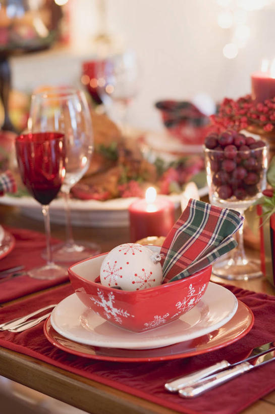 红酒,葡萄酒,无人,竖图,俯视,室内,特写,白天,桌面,桌子,葡萄,杯子,餐具,蜡烛,水果,圣诞节,阴影,节日,朦胧,模糊,庆祝,新鲜,反射,光线,木制,碟子,高脚杯,火焰,盘,影子,烛光,陶瓷,生食,食品,果实,陶瓷制品,红酒杯,酒类,燃烧,文化,玻璃制品,酒,食物,饮料,盘子,餐巾,酒杯,木制品,容器,碟,碗,点燃,庆典,红葡萄酒,有机食品,绿色食品,纪念,储藏,葡萄酒杯,储存,保洁方巾,口布,玻璃杯,山葫芦,蒲桃,草龙珠,彩图,高角度拍摄,贮存