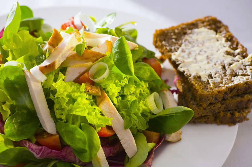 点心,面包,无人,横图,俯视,室内,特写,白天,白色背景,桌面,桌子,蔬菜,餐具,叶子,阴影,新鲜,反射,木制,碟子,盘,影子,生菜,莴苣,鸡肉,肉,生食,蔬菜沙拉,沙拉,食品,面点,绿叶,色拉,沙律,肉类,食物,糕点,一个,盘子,木制品,碟,嫩叶,黑面包,摄影,有机食品,绿色食品,影棚,单个,色拉酱,全麦面包,千岛酱,肉食,鸡胸肉,春菜,鹅仔菜,莴仔菜,千金菜,叶用莴苣,麸皮面包,奶油生菜,叶,叶片,彩图,高角度拍摄,影棚拍摄,拍摄