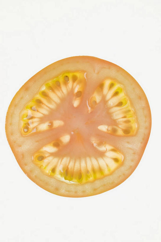 无人,竖图,俯视,室内,特写,白天,白色背景,桌面,桌子,蔬菜,西红柿,切开,阴影,新鲜,反射,木制,影子,食品,食物,黄色,木制品,切,摄影,有机食品,绿色食品,影棚,剖面,切面,番茄,彩图,高角度拍摄,影棚拍摄,拍摄