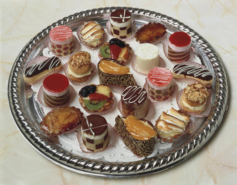 点心,无人,横图,俯视,室内,特写,白天,白色背景,下午茶,桌面,桌子,餐具,许多,阴影,反射,木制,碟子,盘,影子,食品,很多,食物,糕点,一个,盘子,木制品,碟,摄影,影棚,单个,彩图,高角度拍摄,影棚拍摄,拍摄,蛋糕