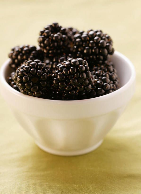 无人,竖图,俯视,室内,特写,白天,桌面,桌子,黑莓,水果,一堆,许多,阴影,堆叠,堆积,黄色背景,新鲜,反射,木制,影子,陶瓷,生食,食品,果实,陶瓷制品,很多,食物,一个,黑色,木制品,容器,碗,摄影,有机食品,绿色食品,影棚,单个,储藏,堆,储存,露莓,彩图,高角度拍摄,影棚拍摄,拍摄,贮存