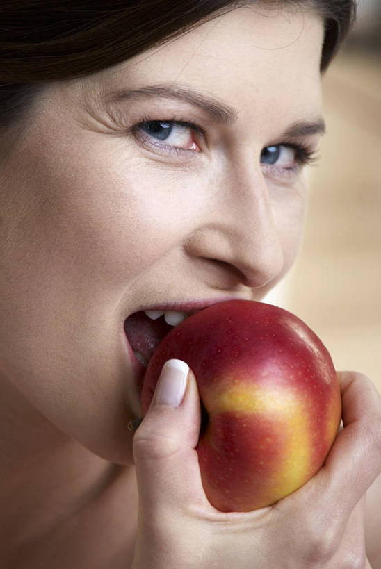 西方人,脸,头,脸颊,手,一个人,吃,竖图,室内,特写,白天,正面,苹果,水果,欧洲,欧洲人,仅一个年轻女性,仅一个女性,仅一个人,握,新鲜,生食,食品,果实,拿,拿着,注视,食物,一个,红色,红苹果,观察,看,手部,握着,有机食品,绿色食品,单个,观看,单手,察看,关注,年轻女性,女人,女性,白种人,头部,脸部,脸蛋,面部,嚼,食,半身,彩图
