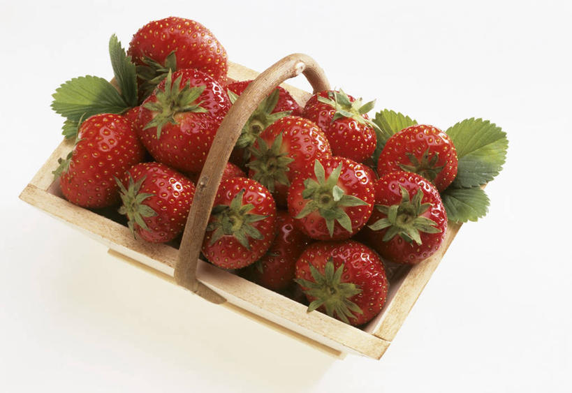 无人,交叉,横图,俯视,室内,特写,白天,白色背景,桌面,桌子,竹子,草莓,浆果,水果,叶子,一堆,许多,阴影,堆叠,堆积,竹制,新鲜,编织,反射,木制,篮子,影子,生食,食品,果实,绿叶,很多,食物,一个,红色,木制品,竹篮,嫩叶,摄影,有机食品,绿色食品,影棚,单个,竹条,堆,交织,竹制品,穿插,叶,叶片,洋莓,水果皇后,红莓,地莓,彩图,高角度拍摄,影棚拍摄,拍摄