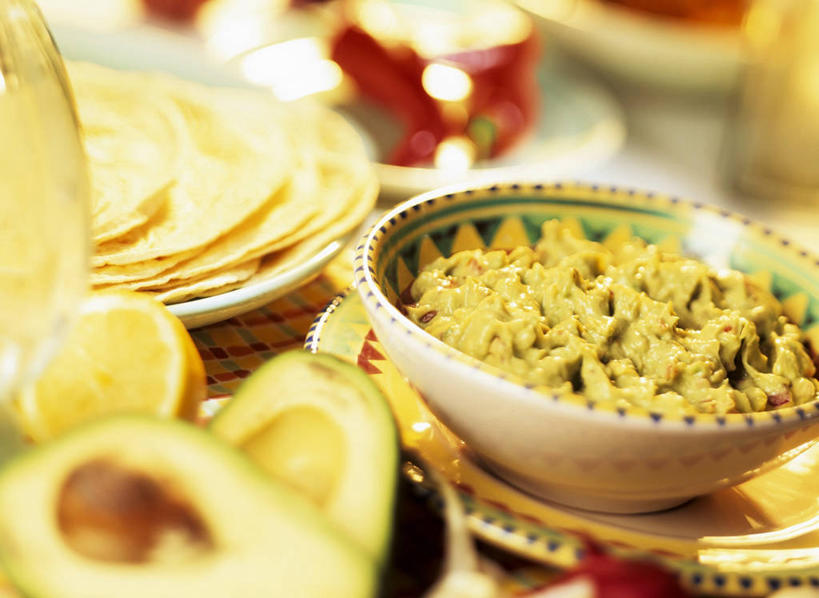 无人,横图,俯视,室内,特写,白天,桌面,桌子,餐具,水果,切开,阴影,朦胧,模糊,新鲜,反射,木制,碟子,盘,影子,陶瓷,调料,酱料,酱汁,生食,佐料,食品,果实,陶瓷制品,调味品,调味料,酱,食物,盘子,木制品,容器,碟,碗,酪梨,切,鳄梨,有机食品,绿色食品,储藏,油梨,储存,剖面,切面,樟梨,牛油果,彩图,高角度拍摄,贮存