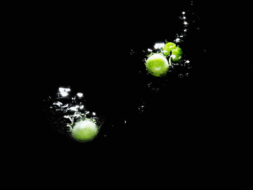 无人,横图,室内,特写,白天,正面,水,植物,豆,蔬菜,阴影,波纹,黑色背景,新鲜,透明,反射,液体,影子,气泡,水滴,豆类,豆子,食品,涟漪,漩涡,水泡,水珠,食物,水纹,泡泡,摄影,有机食品,绿色食品,影棚,圆弧,豆科,青大豆,青豆,彩图,影棚拍摄,拍摄