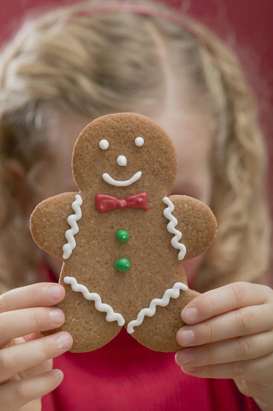 点心,西方人,儿童,脸,头,脸颊,手,一个人,站,竖图,室内,特写,白天,正面,纯洁,欧洲,圣诞节,欧洲人,双手,仅一个女性,仅一个人,握,红色背景,服装,节日,庆祝,人形,食品,甜点,拿,拿着,休闲装,文化,食物,糕点,一个,小孩,衣服,红色,饼干,甜食,零食,站着,仅一个小孩,庆典,休闲,手部,休闲服,可爱,童年,童趣,握着,遮,遮掩,摄影,服饰,影棚,单个,纪念,掩盖,遮挡,酥饼,童真,烂漫,无邪,姜饼,遮盖,掩饰,姜饼人,装饰饼干,天真,女孩,女人,女性,白种人,孩子,头部,脸部,脸蛋,面部,站立,半身,彩图,影棚拍摄,拍摄,女生