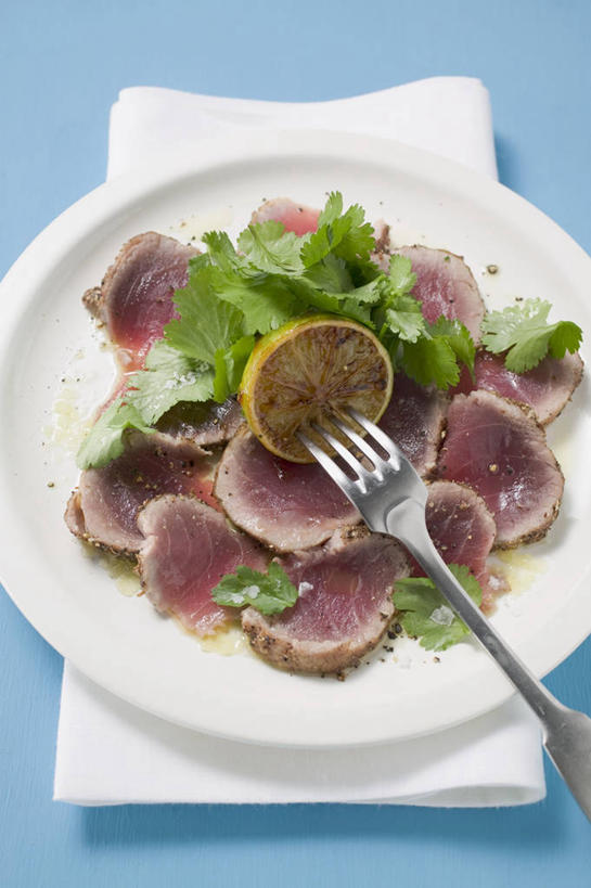 海鲜,无人,竖图,俯视,室内,特写,白天,桌面,桌子,柠檬,蔬菜,餐具,水果,叶子,金属制品,阴影,花纹,蓝色背景,新鲜,反射,金属,木制,布,叉子,碟子,盘,图案,影子,香菜,肉,生食,鱼肉,食品,果实,绿叶,鲔鱼,布纹,蔬果,水产,金枪鱼,肉类,海洋生物,食物,一个,盘子,木制品,碟,嫩叶,摄影,有机食品,绿色食品,影棚,单个,布匹,吞拿鱼,水生动物,海产品,水生物,肉食,海底动物,餐叉,胡菜,香荽,原荽,园荽,芫荽,胡荽,莞荽,芫茜,芫蓿,莚葛草,莚荽菜,叶,叶片,进餐用具,益母果,柠果,彩图,高角度拍摄,影棚拍摄,拍摄