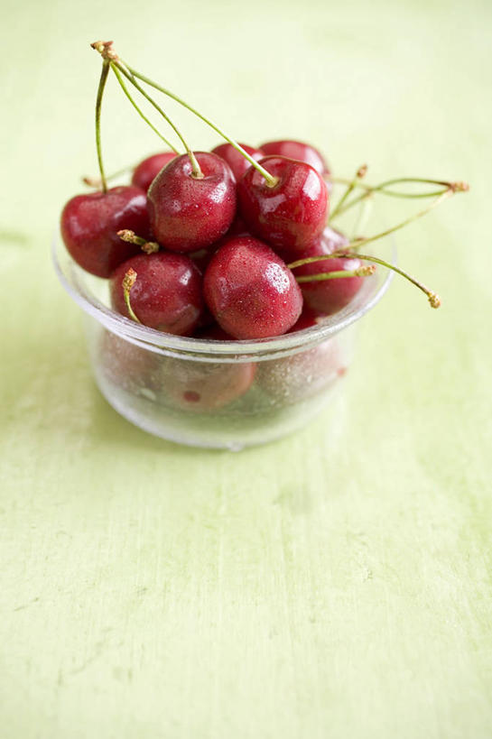 无人,竖图,俯视,室内,特写,白天,桌面,桌子,樱桃,水果,一堆,许多,绿色背景,阴影,堆叠,堆积,新鲜,反射,木制,影子,塑料,生食,食品,果实,很多,盒子,食物,一个,红色,木制品,容器,塑料制品,摄影,有机食品,绿色食品,影棚,单个,储藏,堆,储存,樱珠,莺桃,英桃,楔桃,牛桃,荆桃,彩图,高角度拍摄,影棚拍摄,拍摄,贮存