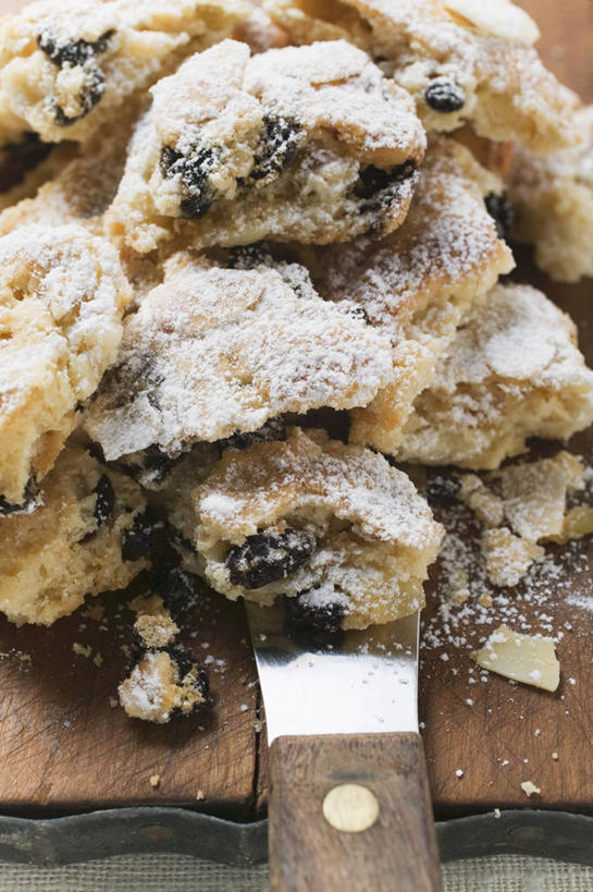 点心,面包,无人,竖图,俯视,室内,特写,白天,桌面,桌子,金属制品,一堆,许多,阴影,堆叠,堆积,反射,金属,木制,工具,影子,食品,面点,案板,刀具,很多,砧板,食物,糕点,木制品,刀,堆,菜刀,切菜刀,彩图,高角度拍摄,果子面包