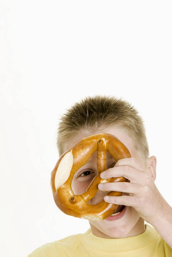 点心,西方人,儿童,脸,头,脸颊,手,一个人,站,竖图,室内,特写,白天,白色背景,正面,纯洁,欧洲,欧洲人,仅一个男性,仅一个人,握,服装,食品,面点,拿,拿着,注视,休闲装,肩膀,食物,糕点,一个,小孩,衣服,黄色,饼干,零食,观察,看,站着,仅一个小孩,休闲,手部,休闲服,可爱,童年,童趣,握着,遮,遮掩,摄影,服饰,影棚,单个,观看,单手,察看,掩盖,遮挡,关注,童真,烂漫,无邪,遮盖,掩饰,椒盐卷饼,天真,男孩,男人,男性,白种人,孩子,头部,脸部,脸蛋,面部,站立,半身,彩图,影棚拍摄,拍摄,男生