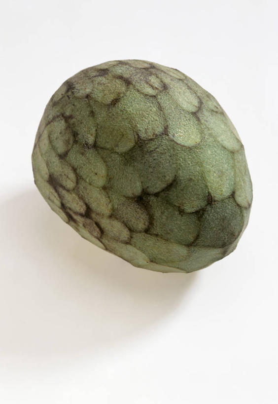 无人,竖图,俯视,室内,特写,白天,白色背景,桌面,桌子,水果,阴影,新鲜,反射,木制,影子,生食,食品,果实,食物,一个,绿色,木制品,番荔枝,摄影,有机食品,绿色食品,影棚,单个,释迦,佛头果,凤梨释迦,蜜释迦,释迦凤梨,彩图,高角度拍摄,影棚拍摄,拍摄