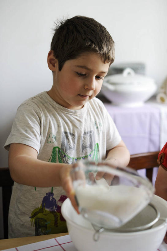 西方人,儿童,一个人,站,笑,微笑,竖图,室内,白天,正面,纯洁,厨房,桌面,桌子,玻璃,欧洲,欧洲人,仅一个男性,仅一个人,握,服装,木制,粉末,滤器,勺子,面粉,拿,粮食,拿着,注视,休闲装,玻璃制品,小孩,衣服,木制品,容器,碗,低头,观察,看,站着,仅一个小孩,休闲,休闲服,粉,可爱,童年,童趣,握着,服饰,观看,储藏,农产品,察看,储存,关注,童真,漏勺,烂漫,无邪,原材料,粉状,垂头,天真,男孩,男人,男性,白种人,孩子,站立,半身,彩图,灶间,贮存,男生