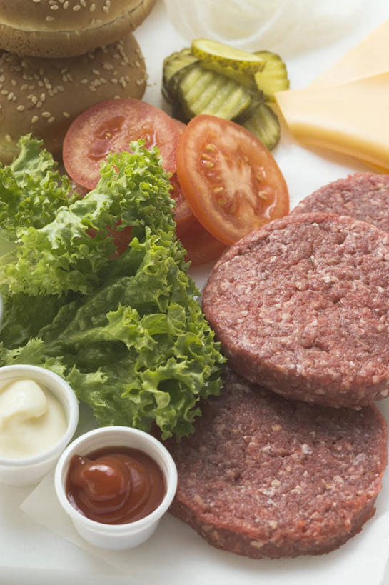 点心,面包,奶酪,无人,竖图,俯视,室内,特写,白天,桌面,桌子,蔬菜,西红柿,叶子,阴影,新鲜,反射,木制,影子,陶瓷,生菜,莴苣,调料,酱料,酱汁,茄汁,肉,佐料,干酪,起司,食品,面点,绿叶,陶瓷制品,调味品,芝士,营养,调味料,汉堡包,番茄酱,肉饼,酱,肉类,食物,糕点,木制品,容器,碗,嫩叶,乳酪,有机食品,绿色食品,储藏,乳制品,储存,发酵,肉食,小圆面包,春菜,鹅仔菜,莴仔菜,千金菜,叶用莴苣,叶,叶片,番茄,彩图,高角度拍摄,汉堡饼,汉堡肉饼,贮存