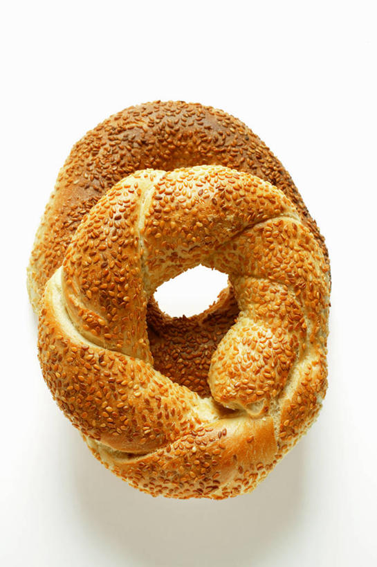 点心,面包,无人,竖图,俯视,室内,特写,白天,白色背景,桌面,桌子,阴影,反射,木制,影子,芝麻,食品,面点,食物,糕点,一个,木制品,摄影,影棚,单个,小圆面包,脂麻,胡麻,白麻,巨胜子,油麻,彩图,高角度拍摄,影棚拍摄,拍摄