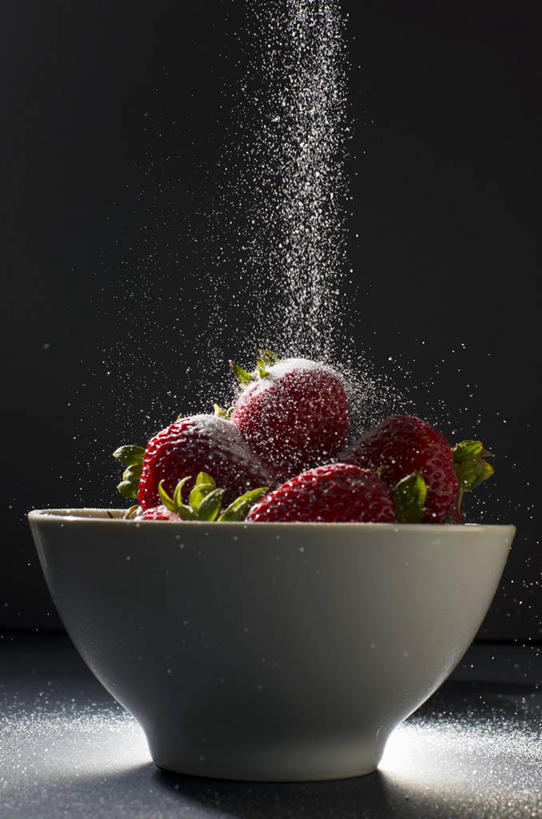 无人,竖图,室内,特写,白天,正面,桌面,桌子,草莓,浆果,水果,阴影,黑色背景,新鲜,反射,木制,粉末,影子,陶瓷,调料,生食,食品,糖,果实,陶瓷制品,调味品,调味料,食物,一个,木制品,容器,碗,粉,摄影,有机食品,绿色食品,影棚,单个,储藏,储存,下降,降落,糖粉,粉状,粉剂,降低,下跌,下落,洋莓,水果皇后,红莓,地莓,彩图,影棚拍摄,拍摄,糖类,贮存