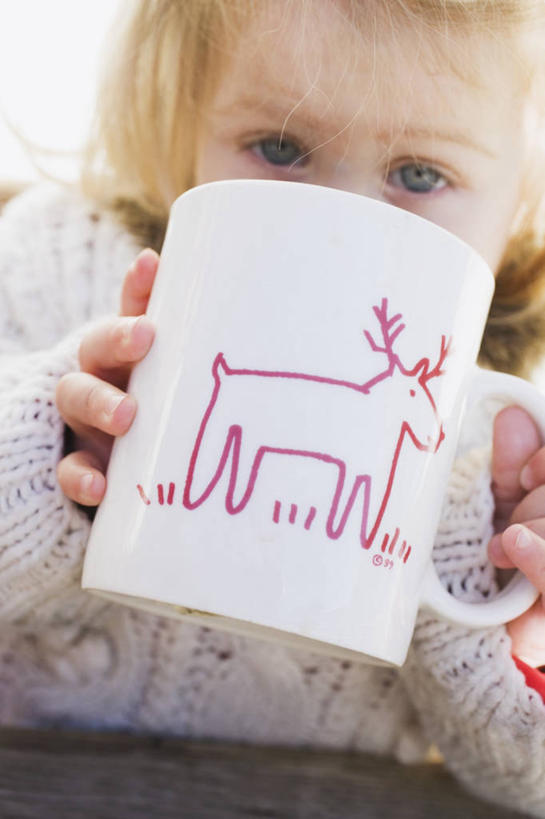 西方人,儿童,脸,头,脸颊,手,一个人,站,竖图,室内,特写,白天,正面,纯洁,杯子,欧洲,欧洲人,双手,仅一个女性,仅一个人,握,服装,朦胧,模糊,英文,标志,文字,字符,陶瓷,字母,陶瓷制品,拿,拿着,注视,休闲装,标识,一个,小孩,衣服,马克杯,水杯,观察,看,站着,仅一个小孩,休闲,手部,休闲服,可爱,童年,童趣,握着,遮,遮掩,服饰,单个,观看,英文字母,察看,掩盖,遮挡,关注,童真,烂漫,无邪,遮盖,掩饰,天真,女孩,女人,女性,白种人,孩子,头部,脸部,脸蛋,面部,站立,半身,彩图,女生