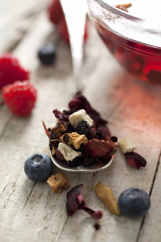 无人,竖图,俯视,室内,特写,白天,幸福,茶,桌面,桌子,浆果,蓝莓,水果,玻璃,阴影,朦胧,模糊,新鲜,反射,木制,影子,生食,茶叶,食品,果实,娱乐,玻璃制品,食物,一个,木制品,容器,碗,享受,休闲,温馨,放松,乐趣,有机食品,绿色食品,单个,储藏,提神,舒适,储存,醒脑,山莓,树莓,三月泡,四月泡,山抛子,刺葫芦,悬钩子,馒头菠,高脚菠,龙船泡,泡儿刺,山都柿,蓝浆果,蓝靛果,彩图,高角度拍摄,贮存