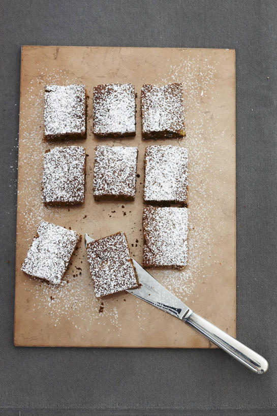 点心,无人,竖图,俯视,室内,特写,白天,桌面,桌子,餐具,金属制品,圣诞节,一排,阴影,黑色背景,节日,庆祝,整齐,并列,并排,反射,金属,木制,粉末,工具,影子,调料,食品,糖,甜点,案板,刀具,调味品,调味料,文化,砧板,食物,糕点,排列,木制品,刀,饼干,甜食,零食,庆典,粉,摄影,影棚,纪念,队列,餐刀,平行,糖粉,姜饼,粉状,粉剂,德式姜饼,彩图,高角度拍摄,影棚拍摄,拍摄,糖类