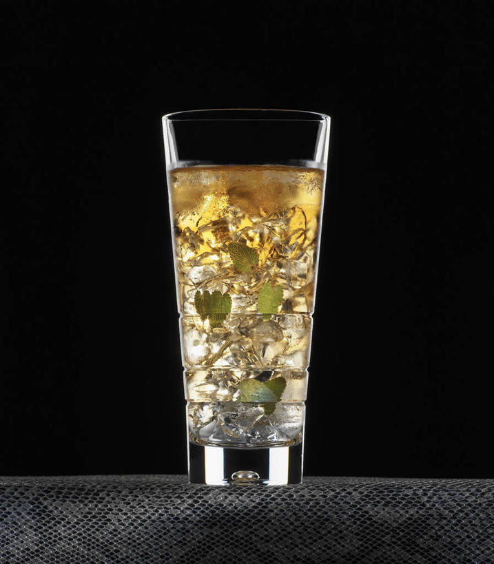 无人,竖图,室内,特写,白天,正面,桌面,桌子,草莓,浆果,杯子,水果,叶子,阴影,黑色背景,新鲜,反射,木制,影子,冰,生食,冰块,薄荷,食品,果实,绿叶,银丹草,酒类,一杯,文化,冷冻,玻璃制品,酒,食物,饮料,一个,木制品,水杯,鸡尾酒,嫩叶,寒冷,调酒,摄影,有机食品,绿色食品,影棚,冷藏,单个,冰冷,创造,想象,保鲜,斑叶凤梨薄荷,苹果薄荷,夜息香,叶,叶片,玻璃杯,洋莓,水果皇后,红莓,地莓,彩图,影棚拍摄,拍摄