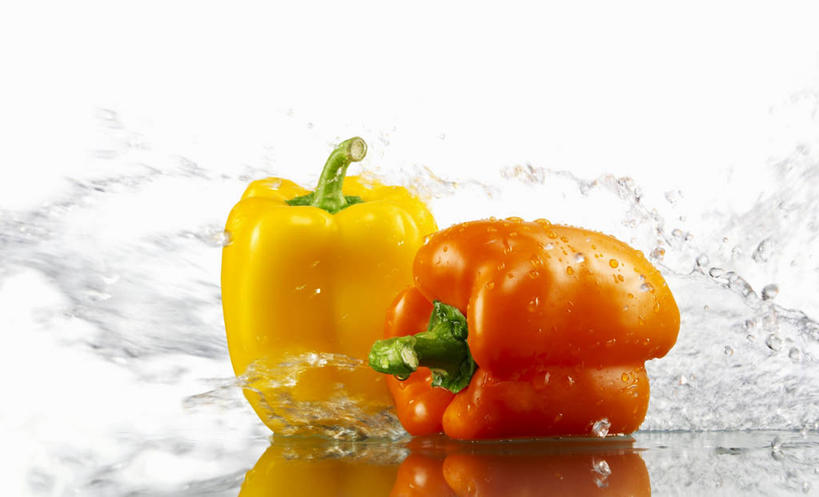 无人,横图,室内,特写,白天,白色背景,正面,桌面,桌子,辣椒,蔬菜,阴影,飞溅,新鲜,溅,反射,木制,液体,影子,水滴,食品,水珠,食物,两个,黄色,木制品,橙色,摄影,有机食品,绿色食品,影棚,喷洒,彩椒,辣角,红海椒,大椒,辣虎,广椒,甜椒,柿子椒,辣子,海椒,番椒,灯笼椒,彩图,影棚拍摄,拍摄