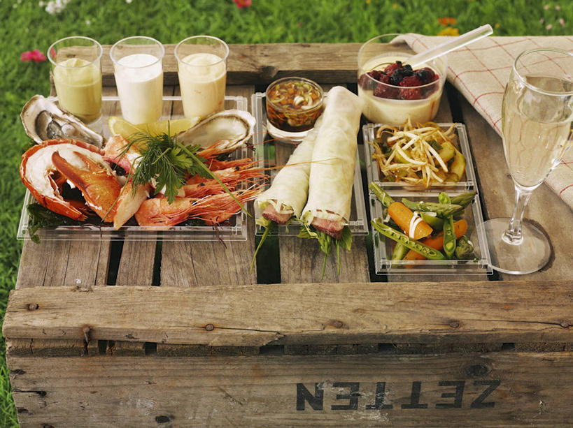 海鲜,葡萄酒,无人,横图,俯视,室外,特写,白天,奢侈,快乐,草地,草坪,植物,蔬菜,杯子,餐具,水果,新鲜,木制,碟子,高脚杯,木盒,盘,生食,沙拉,食品,甜点,甜品,果实,浪漫,色拉,蔬果,水产,沙律,玻璃制品,酒,草,食物,饮料,绿色,盘子,酒杯,木制品,容器,水杯,碟,甜食,香槟,冰淇淋,诱惑,有机食品,绿色食品,色拉酱,鲜奶,储藏,储存,海产品,千岛酱,奶昔,香槟杯,气泡酒,起泡酒,汽酒,玻璃杯,彩图,高角度拍摄,高兴,欢笑,海鲜沙拉,贮存