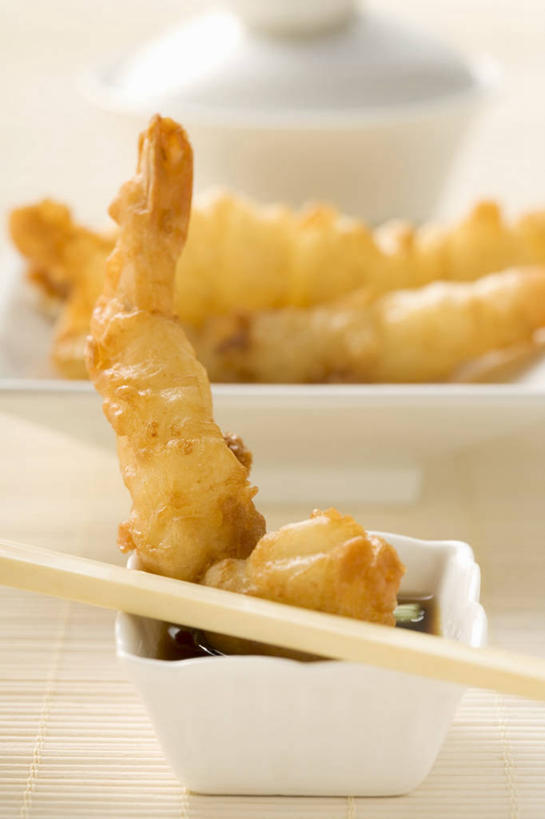海鲜,无人,竖图,俯视,室内,特写,白天,烹饪,筷子,桌面,桌子,餐具,一双,阴影,朦胧,模糊,反射,木制,碟子,盘,影子,陶瓷,调料,天妇罗,虾,日本料理,料理,食品,陶瓷制品,调味品,调味料,文化,传统,酱油,水产,菜肴,美食,大虾,海洋生物,食物,盘子,木制品,容器,碟,碗,日式料理,日式,佳肴,对虾,储藏,礼节,储存,水生动物,海产品,礼仪,水生物,海底动物,斑节虾,天麸罗,东方对虾,中国对虾,豉油,海鲜天妇罗,进餐用具,彩图,高角度拍摄,贮存
