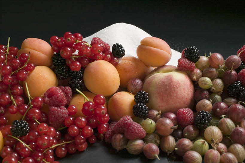 无人,横图,俯视,室内,特写,白天,桌面,桌子,苹果,浆果,黑莓,杏,樱桃,水果,一堆,许多,阴影,堆叠,堆积,黑色背景,新鲜,反射,木制,粉末,影子,灯笼果,调料,生食,食品,糖,果实,调味品,很多,调味料,食物,木制品,粉,摄影,有机食品,绿色食品,影棚,堆,山莓,树莓,红醋栗,三月泡,四月泡,山抛子,刺葫芦,悬钩子,馒头菠,高脚菠,龙船泡,泡儿刺,糖粉,杏果,露莓,粉状,粉剂,杏子,樱珠,莺桃,英桃,楔桃,牛桃,荆桃,醋栗,彩图,高角度拍摄,影棚拍摄,拍摄,糖类