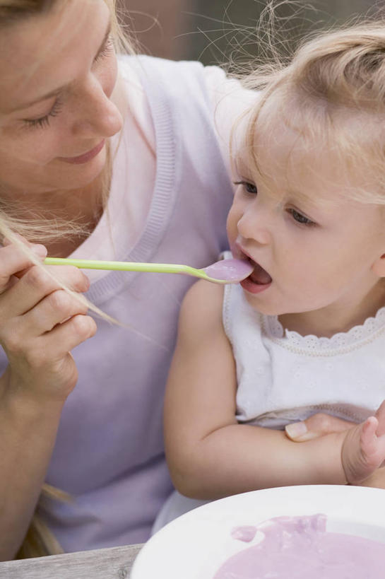 牛奶,西方人,儿童,两个人,家庭,母亲,女儿,坐,吃,竖图,室内,白天,正面,婴儿服装,纯洁,浆果,蓝莓,水果,欧洲,欧洲人,握,服装,新鲜,勺子,生食,食品,果实,饮品,营养,拿,拿着,注视,休闲装,酸奶,食物,饮料,一个,小孩,衣服,调羹,汤匙,观察,看,休闲,温暖,温馨,母女,一家人,休闲服,可爱,母爱,童年,童趣,握着,服饰,有机食品,绿色食品,单个,观看,和睦,察看,乳制品,奶,关注,发酵,童真,烂漫,无邪,优格,优酪乳,天真,年轻女性,女孩,女人,女性,白种人,孩子,年轻人,山都柿,蓝浆果,蓝靛果,嚼,食,坐着,半身,彩图,婴儿服,融洽,女生