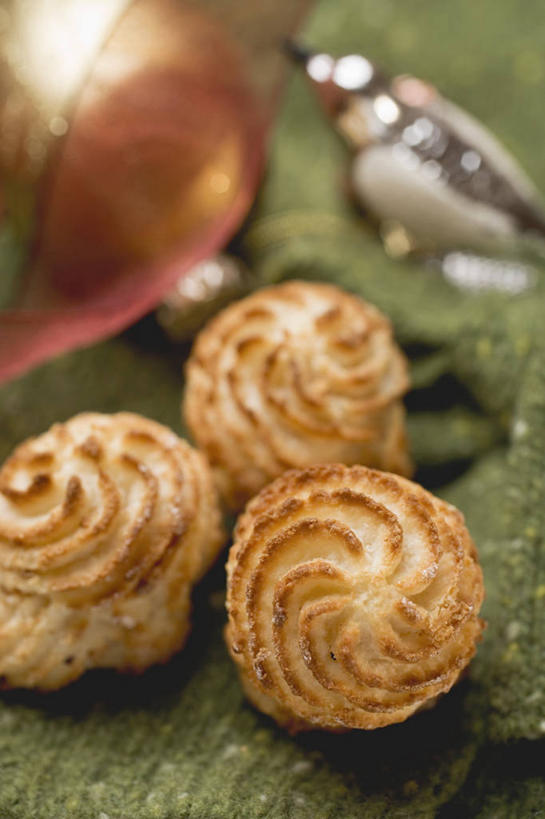 点心,无人,竖图,俯视,室内,特写,白天,桌面,桌子,圣诞节,阴影,节日,朦胧,模糊,庆祝,装饰,反射,木制,挂饰,影子,食品,圣诞球,文化,球,食物,三个,木制品,饼干,零食,庆典,球体,纪念,华丽,修饰,点缀,衬托,美观,雅致,雅观,彩图,高角度拍摄,杏仁饼干,意大利杏仁饼干