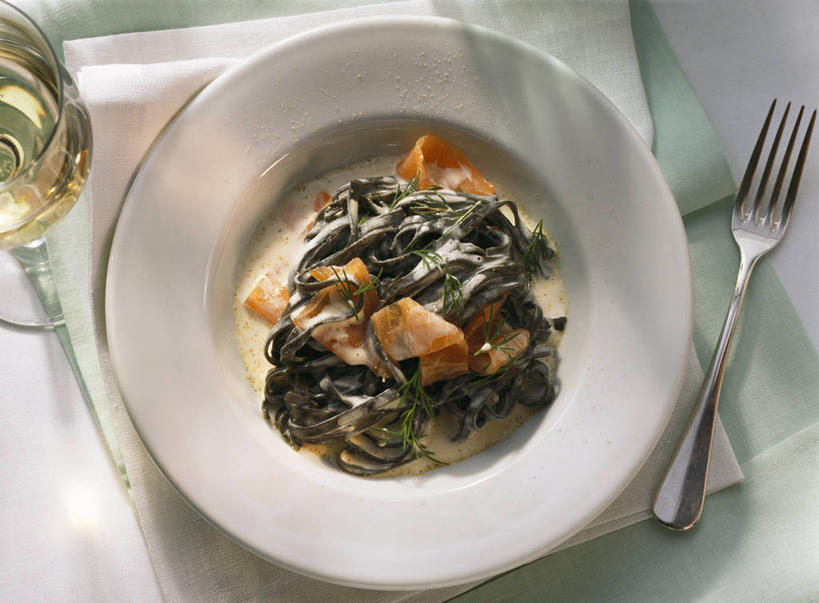 点心,海鲜,面食,面条,三文鱼,意大利面,红酒,葡萄酒,无人,横图,俯视,室内,特写,白天,西餐,桌面,桌子,鲑鱼,杯子,餐具,金属制品,阴影,反射,金属,木制,叉子,碟子,高脚杯,盘,影子,面,肉,鱼肉,料理,食品,甜点,甜品,红酒杯,白葡萄酒,酒类,水产,肉类,海洋生物,玻璃制品,酒,食物,糕点,饮料,一个,盘子,餐巾,酒杯,木制品,碟,甜食,奶油,西式,单个,大马哈鱼,乳制品,葡萄酒杯,水生动物,海产品,水生物,肉食,海底动物,餐叉,撒蒙鱼,萨门鱼,冰海之皇,鲑,马哈鱼,麻哈鱼,大麻哈鱼,激凌,克林姆,淇淋,保洁方巾,口布,玻璃杯,进餐用具,彩图,高角度拍摄