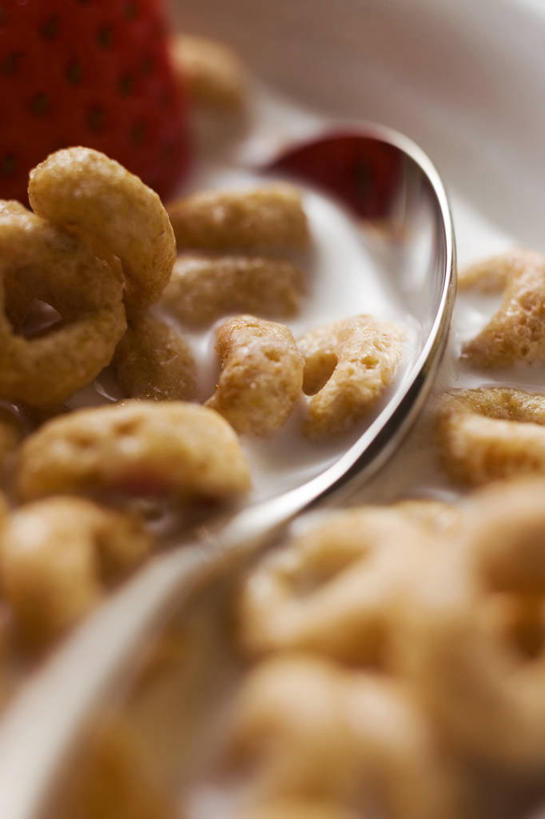 牛奶,无人,竖图,俯视,室内,特写,白天,草莓,浆果,水果,金属制品,阴影,朦胧,模糊,新鲜,反射,金属,影子,勺子,陶瓷,生食,食品,果实,陶瓷制品,饮品,燕麦,营养,食物,饮料,一个,容器,调羹,汤匙,碗,有机食品,绿色食品,单个,储藏,乳制品,奶,牛乳,储存,玉麦,安神,铃铛麦,裸燕麦,雀麦,野麦,莜麦,洋莓,水果皇后,红莓,地莓,彩图,高角度拍摄,贮存